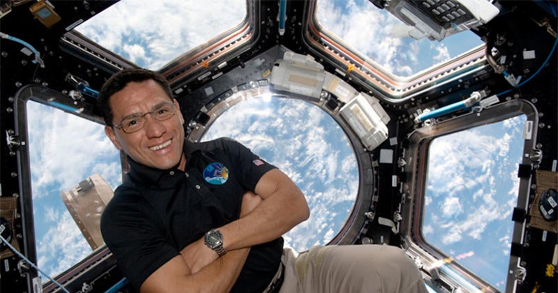 A NASA űrhajósa, Frank Rubio visszatér a Földre rekordméretű, egyéves repülés után az amerikai űrállomáson